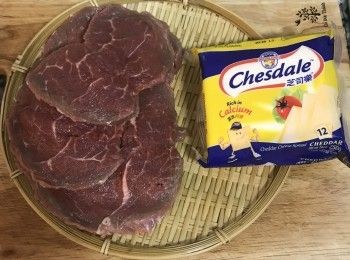 step1: 牛肩胛里肌用蝴蝶刀切法切成6片；洋蔥切成長方塊；