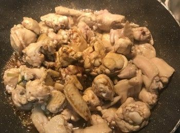 step8: 放入醬油、冰糖和棕櫚糖拌炒；