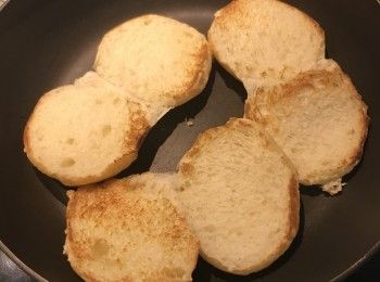 step8: 軟麵包對切，小火用平底鍋煎到表面酥脆；