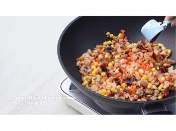 step9: 倒入1湯匙蠔油和1湯匙冬菇水, 把所有材料炒勻