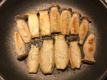 step4: ㄧ面煎上色後翻面把另一面也煎上色；