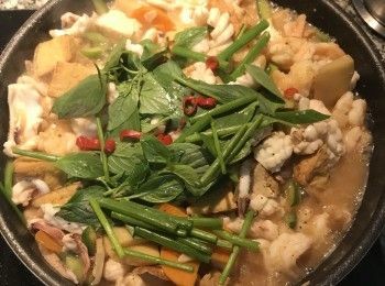 step12: 開蓋試吃微調，放入蔥綠、九層塔和辣椒炒勻即可。