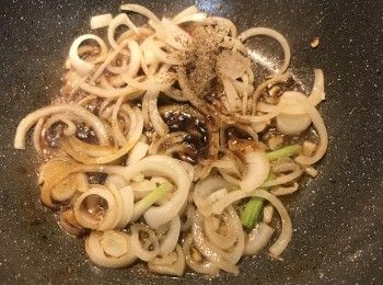 step3: 轉小火，放入調味料；