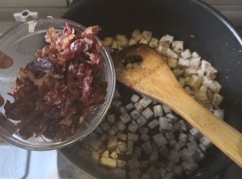 step2: 將所有臘味材料切粒並用小火煸香盛起備用