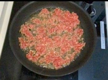 step8: 再把番茄醬加入鑊中，落入少許玫瑰岩鹽和半茶匙砂糖，煮至稍稍收水。