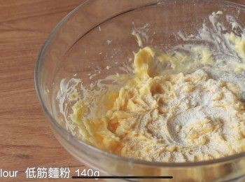 step3: 將低筋麵粉過篩加入，然後芝士粉，Mozzarella cheese碎和鹽也一併加入，混合成帶點濕潤狀態的質地後將曲奇糊放入唧花袋中