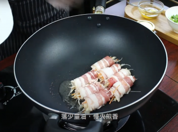 step5: 落少量油 慢火煎香 落三蔥醬