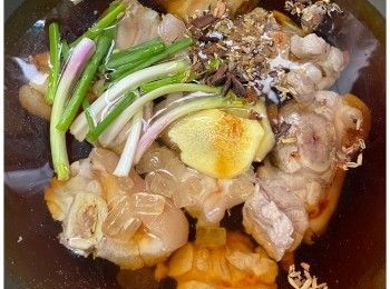 step2: 豬手放鍋中，加入鹵水材料，加水至蓋過豬手，大火煮滾後轉小火炆煮45分鐘盛起。