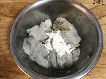 step2: 白蝦仁用醃料抓勻；