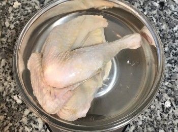 step2: 準備大鍋要能裝的下半雞，放上秤子後歸零，放入雞和足量能完全淹過雞的水量，並秤出重量，以（雞+水的重量）X 1.5%=鹽的重量。
例如：雞+水的重量為1,500g x1.5%=22.5g