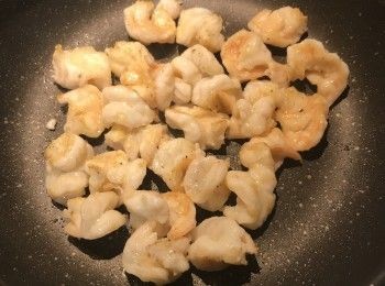 step4: 平底鍋燒熱，放少許橄欖油，下蝦球煎炒上色後起鍋備用；