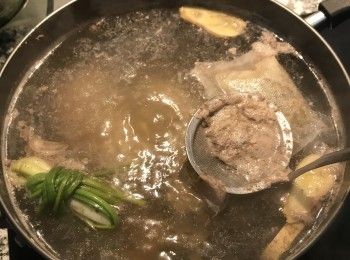 step3: 煮滾後轉小火，並用濾網將雜質撈起；繼續用小火燉煮45分鐘；