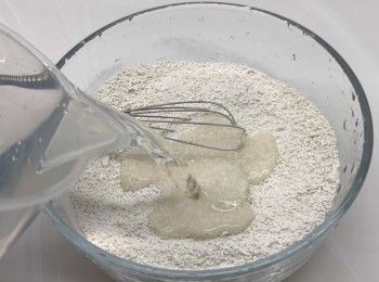 step6: 分次加入另外750毫升的清水，攪拌至無粉粒，過篩去雜質備用。