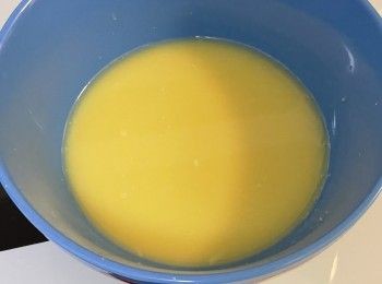 step1: 薑洗乾淨去皮切粒放入攪拌機搞爛，然後過篩用匙壓出薑汁備用。