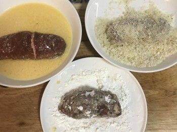 step6: 蛋打散放入帕馬森起司拌勻；麵包粉與鹽和黑胡椒粉混勻；取牛肉捲先沾蛋液再沾一層薄薄的玉米粉或麵粉，再沾蛋液後，最後沾裹上麵包粉；