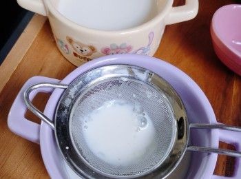 step3: 過篩並倒進2個可蒸的器皿中，可令其更滑。