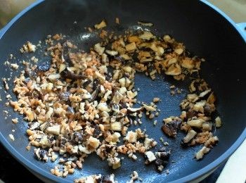 step3: 熱鍋加油，放入蝦米香菇爆香