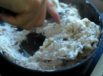 step5: 蘿蔔幾乎熟後倒入麵糊，攪拌至麵糊變成麵團