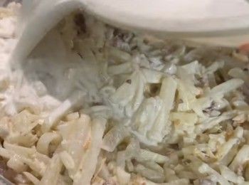 step10: ——熄火，待蘿蔔稍為降溫後，才分幾次加入粉漿。——粉漿與蘿蔔混和後，才開細火，慢慢炒至收乾水份，呈黏杰狀態便可熄火。