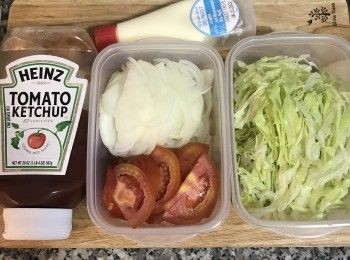 step7: 烤牛肉時，將生菜、洋蔥半顆、蕃茄洗淨，泡入可飲用水中，放冰箱冷藏冰陣，讓洋蔥較不辣且生菜更鮮脆。烤肉剩最後十分鐘時，將生菜取出瀝乾切絲，洋蔥切薄片，蕃茄切片備用。