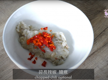 step3: 蝦切碎，以刀拍蝦粒，剁至細滑仍留有部份蝦肉粒，然後切碎長辣椒放入蝦肉