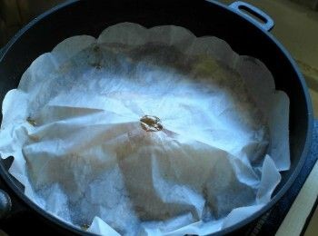 step6: 表面蓋上烘焙紙，轉小火煮15分鐘。15分鐘後關火靜置30分鐘