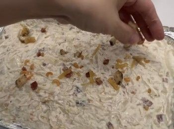 step11: ——將蘿蔔糊，放到已塗油的容器中，抹平，輕輕壓實，再灑上配料壓實作裝飾之用。