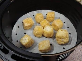 step5: 最後反轉一次（蝦膠向上)； 　同時將溫度提昇至200度，繼續炸3鐘便可取出上碟