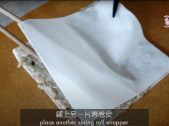 step5: 春卷皮上塗滿蝦膠，鋪上另一片春卷皮，倒入約1cm高的油，燒至油熱，以中火每邊煎炸約3分鐘