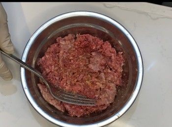 step5: 免治和牛肉碎稍稍清洗，加入調味料，拌好備用。