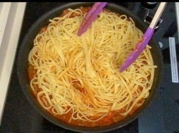 step10: 把剛剛煮好的肉醬和意粉混合，再烹調2-3分鐘（中小火）。