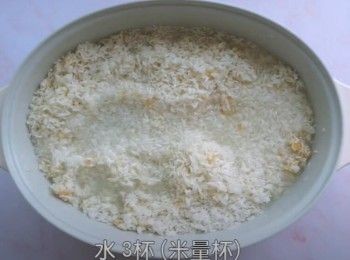 step4: 將米調好料，放在鍋中，煮4-5分鐘至水滾，攪拌均勻，然後鋪平，加入排骨、臘腸、南瓜，大火煮5分鐘，然後轉小火煮20分鐘，後關火悶焗10分鐘