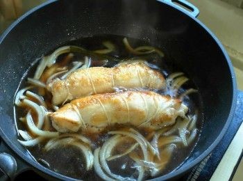 step5: 雞皮呈現金黃色後，加入洋蔥絲、昆布、水、醬油、米酒、味醂