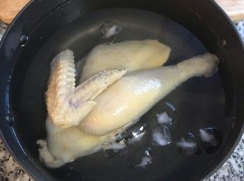 step12: 取出雞肉浸泡在冰水裡，直到雞肉降溫；