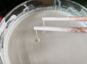 step4: 伴入已混合好的粘米粉，生粉拌入混成糰，撥入糕模內（先將模掃油才倒入）掃平糕面形狀