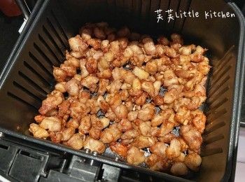 step3: 取出烤籃翻一翻雞軟骨，再以200度烤5分鐘。