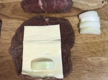 step4: 接著擺上一片起司再放上一塊洋蔥，