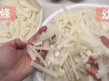 step3: ——蒸臘味的時間，可以先將蘿蔔切條。——將一半蘿蔔切成粗條，大約手指尾的粗度。——將餘下的一半蘿蔔，切成幼絲。