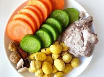 step1: 準備好材料，豬湯骨出水，紅青蘿蔔切件