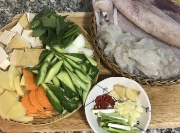 step1: 白蝦仁剖背去腸泥，油豆腐切三角狀；筍和紅蘿蔔切片，小黃瓜用鹽搓洗後對切再對切，除去籽後斜切；小洋蔥切塊；蒜頭和薑切片；蔥切段並將蔥白與蔥綠分開；辣椒去籽切圈狀。