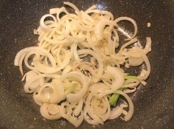 step2: 炒鍋燒熱放油，放入洋蔥、蒜片、蔥白炒香；