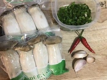 step1: 蔥洗淨擦乾切蔥花；蒜與辣椒洗淨；