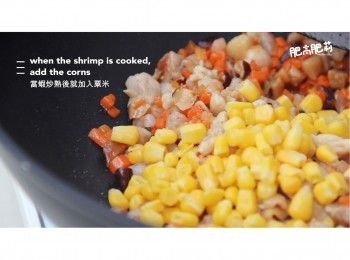 step8: 當蝦炒熟後就加入粟米