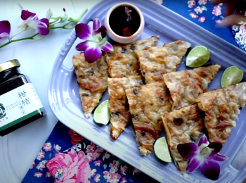 step7: 將月亮蝦餅切成8份，灑上芫茜沾醬和青檸汁來吃