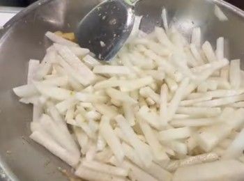 step4: ——下油，爆香薑片和蒜蓉，然後開大火，將粗條蘿蔔爆香。——爆香粗條蘿蔔後，可以加入幼絲蘿蔔，鋪面。—一下點油，然後蓋上蓋，讓蘿蔔煮45分鐘。——記得間中要開蓋，炒兩炒蘿蔔。