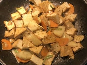 step7: 加入少許醬油炒勻，讓油豆腐吃點味道；