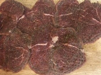 step3: 並在兩面灑上適量的研鹽、黑胡椒粉和紅椒粉；