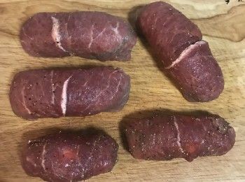 step5: 用牛肉將洋蔥和起司捲起來，捲好後收口朝下放，並將兩邊往下壓捏實。