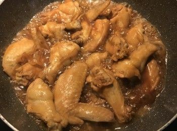 step9: 開鍋蓋拌勻，讓雞翅小雞腿都吃到醬汁；蓋上鍋鍋再燒10分鐘；