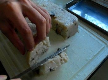 step8: 自然冷卻後切塊，煎至兩面焦黃即可